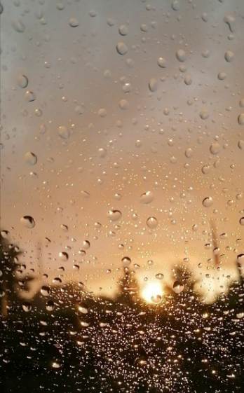 عکس باران پشت پنجره برای بک گراند گوشی