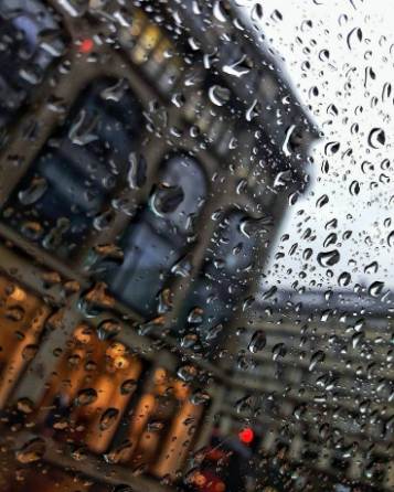 دانلود عکس باران پشت پنجره برای بک گراند گوشی