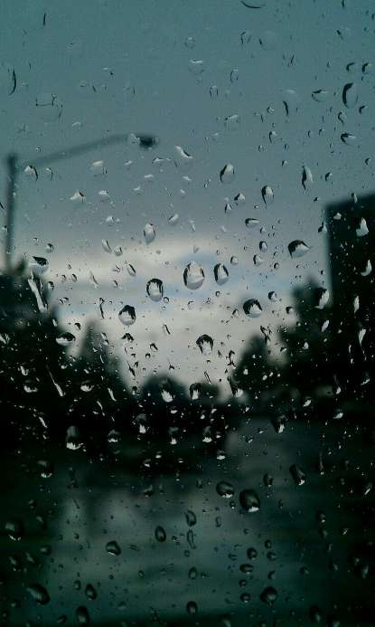 دانلود عکس باران پشت پنجره برای بک گراند