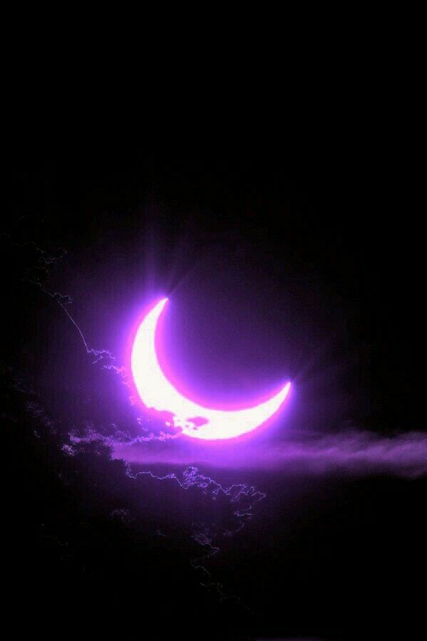 والپیپر ماه در شب